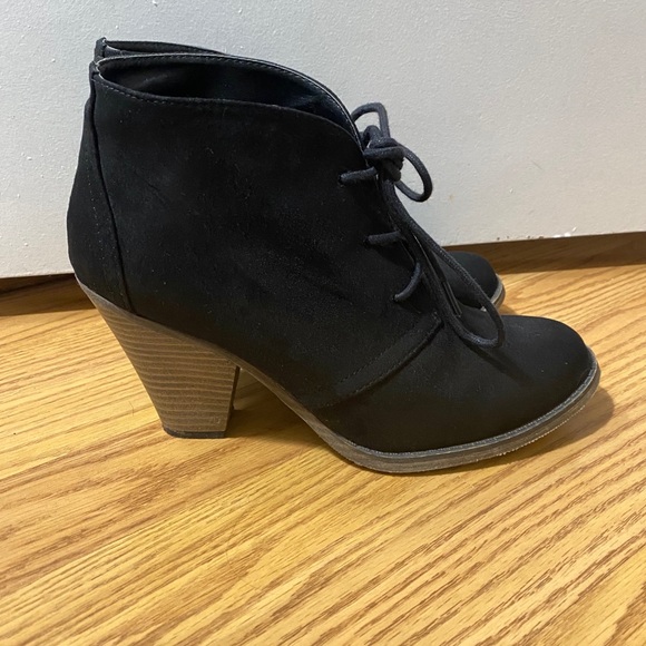 Mia booties - Picture 1 of 7